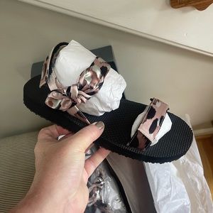 Leopard print ribbon sandals